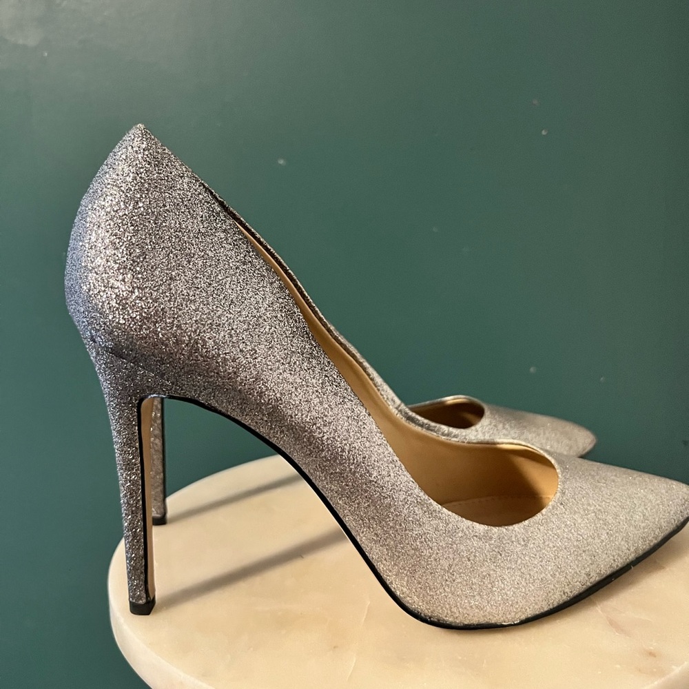 NWOB Jessica Simpson silver glitter heels. 10